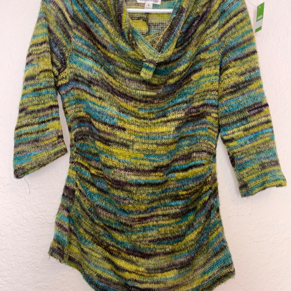 Womans green elbow length sleeves size medium blouse - Picture 2 of 4